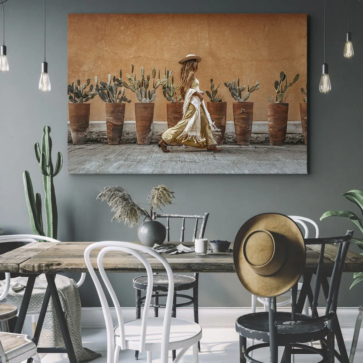 Obraz na płótnie - Kobieta w stylu boho na tle donic z kaktusami - 70x50cm - W stylu hippie - Nowoczesna dekoracja ścienna do salonu i sypialni ARTTOR