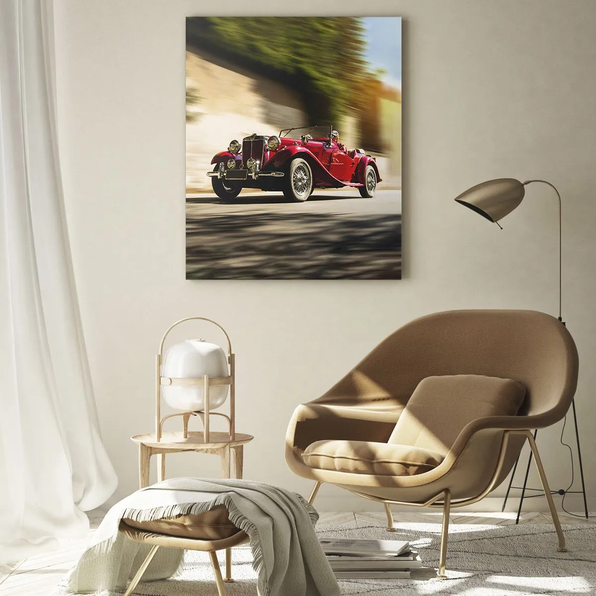 Obraz na szkle - Klasyczny czerwony kabriolet w ruchu na tle ulicy i rozmytego krajobrazu - 50x70cm - Piękniejszy niż Nike z Samotraki - Nowoczesna dekoracja ścienna do salonu, kuchni i sypialni ARTTOR