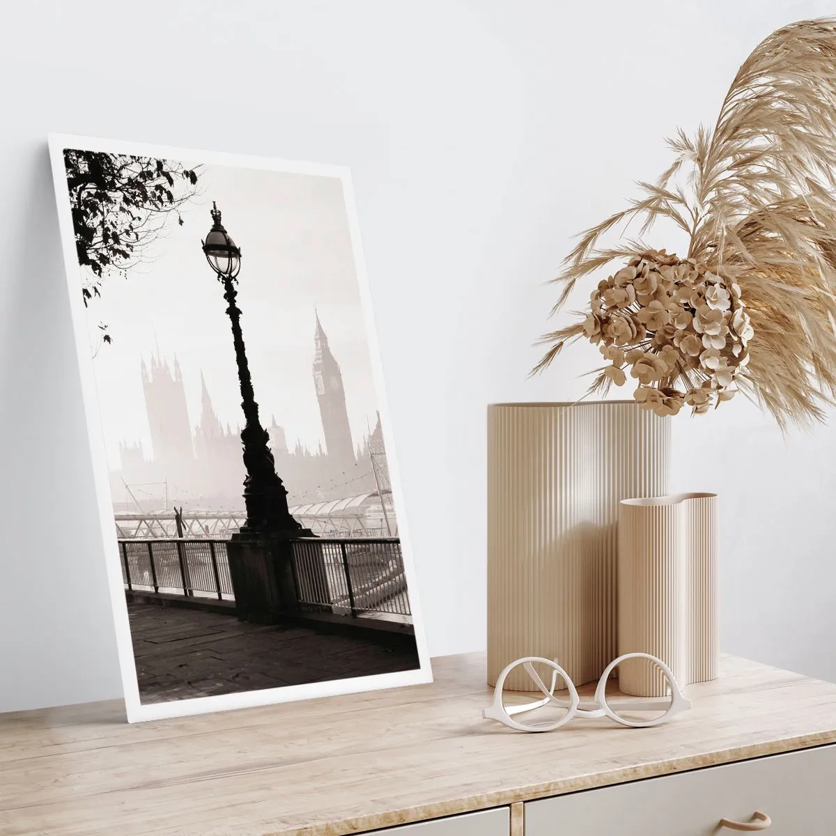 Plakat - Czarno-biała fotografia latarni na tle mglistych zabytków miasta - 50x70cm - Londyński poranek - Nowoczesna dekoracja ścienna do salonu, kuchni i sypialni ARTTOR