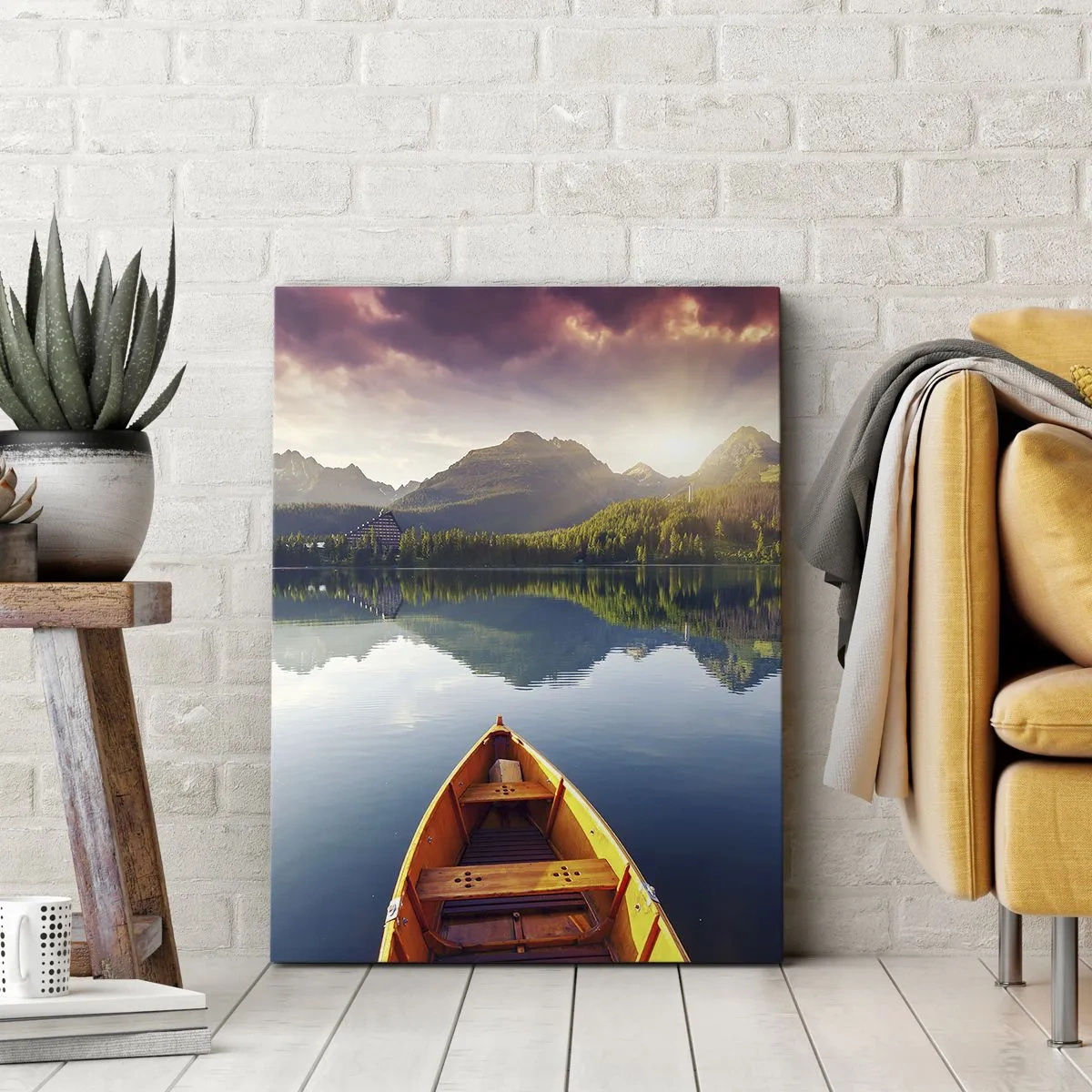 Obraz na płótnie - Drewniana łódka na jeziorze z widokiem na góry o wschodzie słońca - 50x70cm - Nic przeciw naturze - Nowoczesna dekoracja ścienna do salonu, kuchni i sypialni ARTTOR