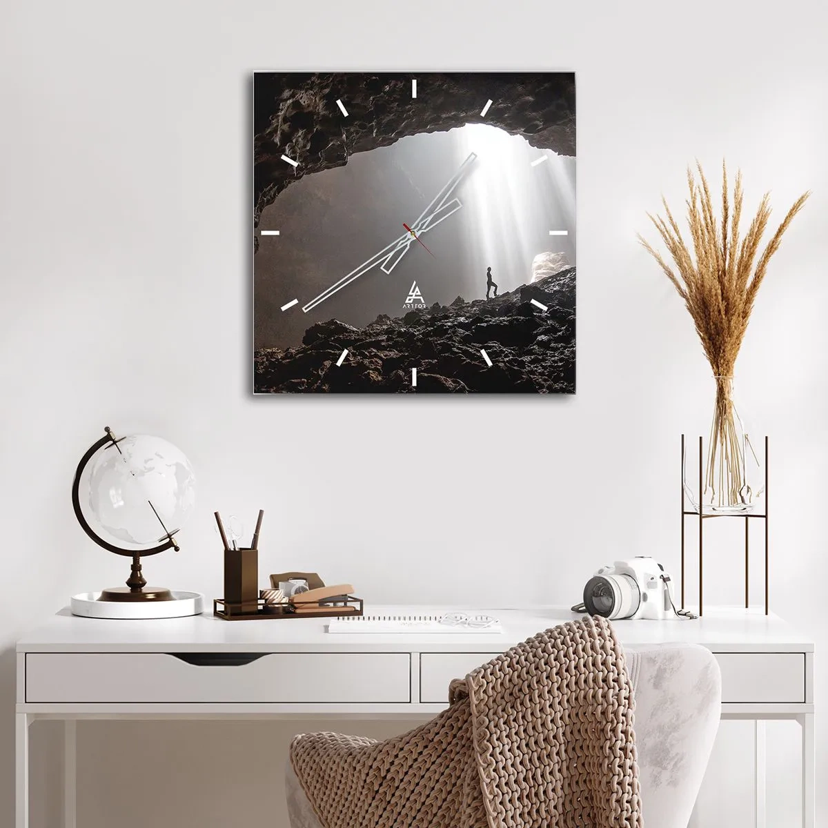 Zegar ścienny - Postać w jaskini oświetlonej promieniami światła - 30x30cm - Świetlista grota - Nowoczesna dekoracja ścienna do salonu i sypialni ARTTOR