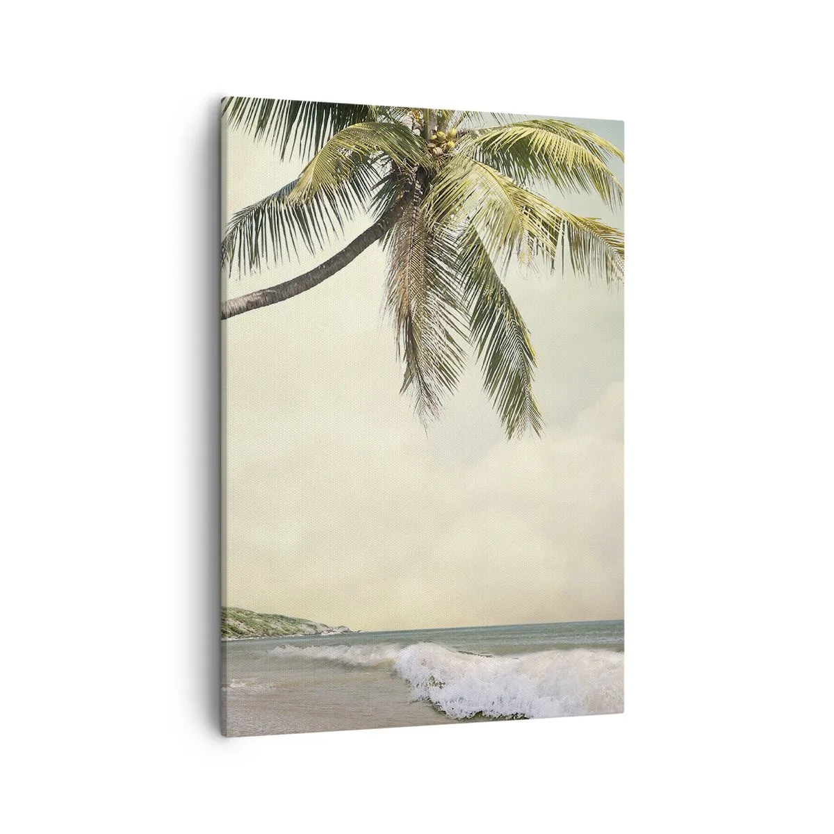 Obraz na płótnie - Palma nad tropikalną plażą z falującym morzem - 50x70cm - Tropikalne marzenie - Nowoczesna dekoracja ścienna do salonu, kuchni i sypialni ARTTOR