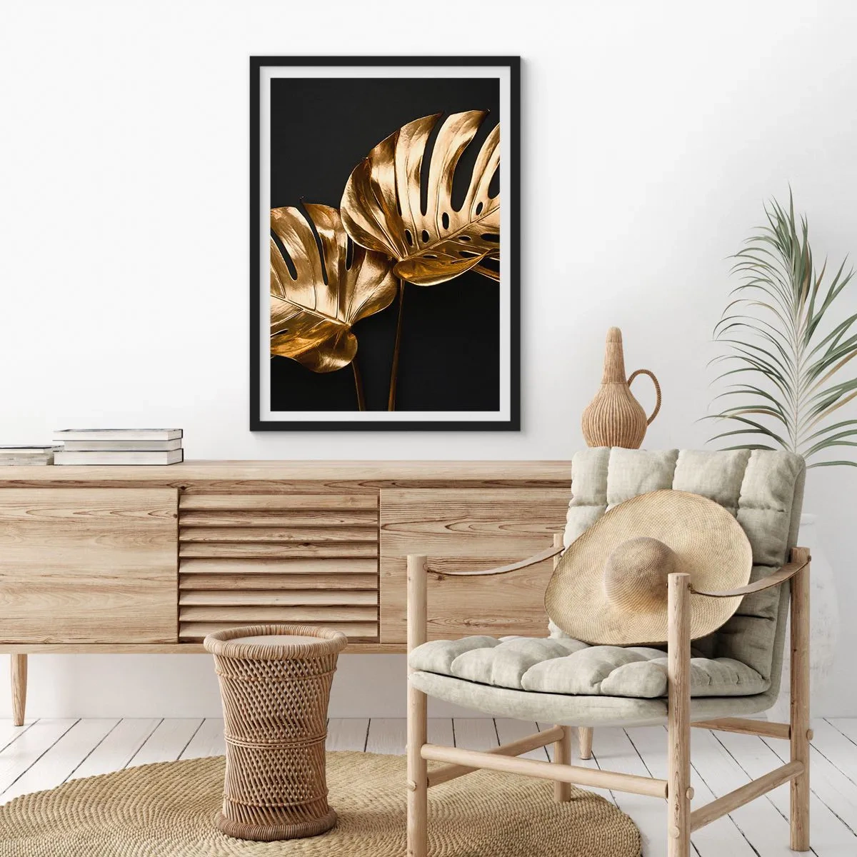 Plakat w czarnej ramie - Złote liście monstery na czarnym tle, elegancki kontrast kolorów - 50x70cm - Skarby natury - Nowoczesna dekoracja ścienna do salonu i sypialni ARTTOR