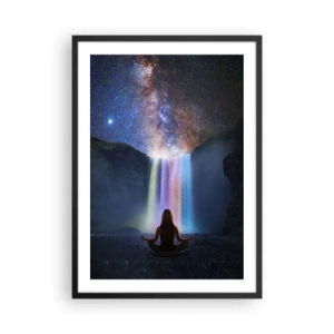 Plakat w czarnej ramie - Kobieta medytująca przy świetlistym wodospadzie pod gwiaździstym niebem - 50x70cm - Absolutna harmonia - Nowoczesna dekoracja ścienna do salonu i sypialni ARTTOR