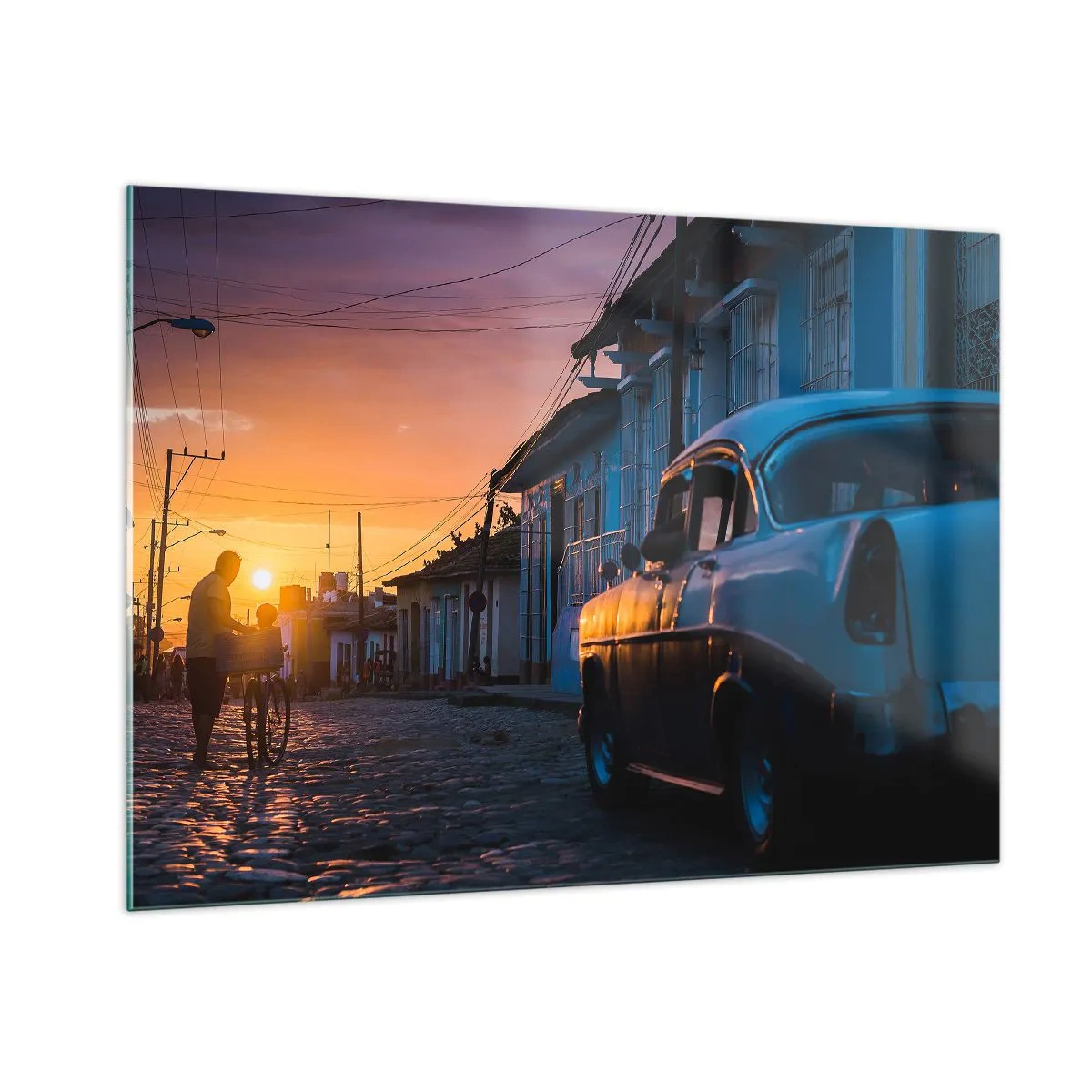 Obraz na szkle - Klimatyczna ulica z klasycznym samochodem o zachodzie słońca - 100x70cm - Tutaj zwalnia czas - Nowoczesna dekoracja ścienna do salonu, kuchni i sypialni ARTTOR