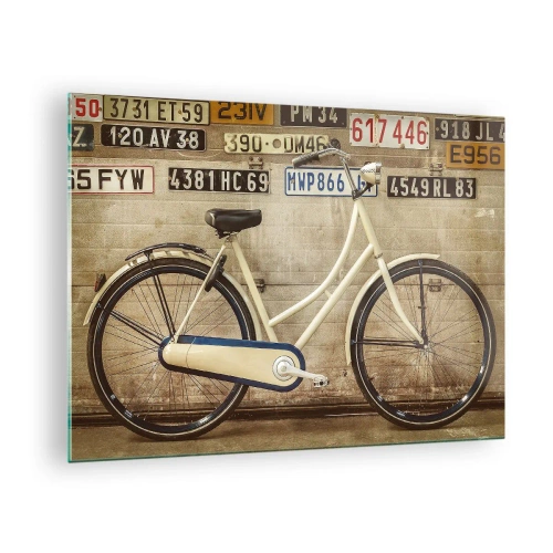 Obraz na szkle - Stary rower na tle ściany z tablicami rejestracyjnymi - 70x50cm - Bez kompleksów - Nowoczesna dekoracja ścienna do salonu i sypialni ARTTOR