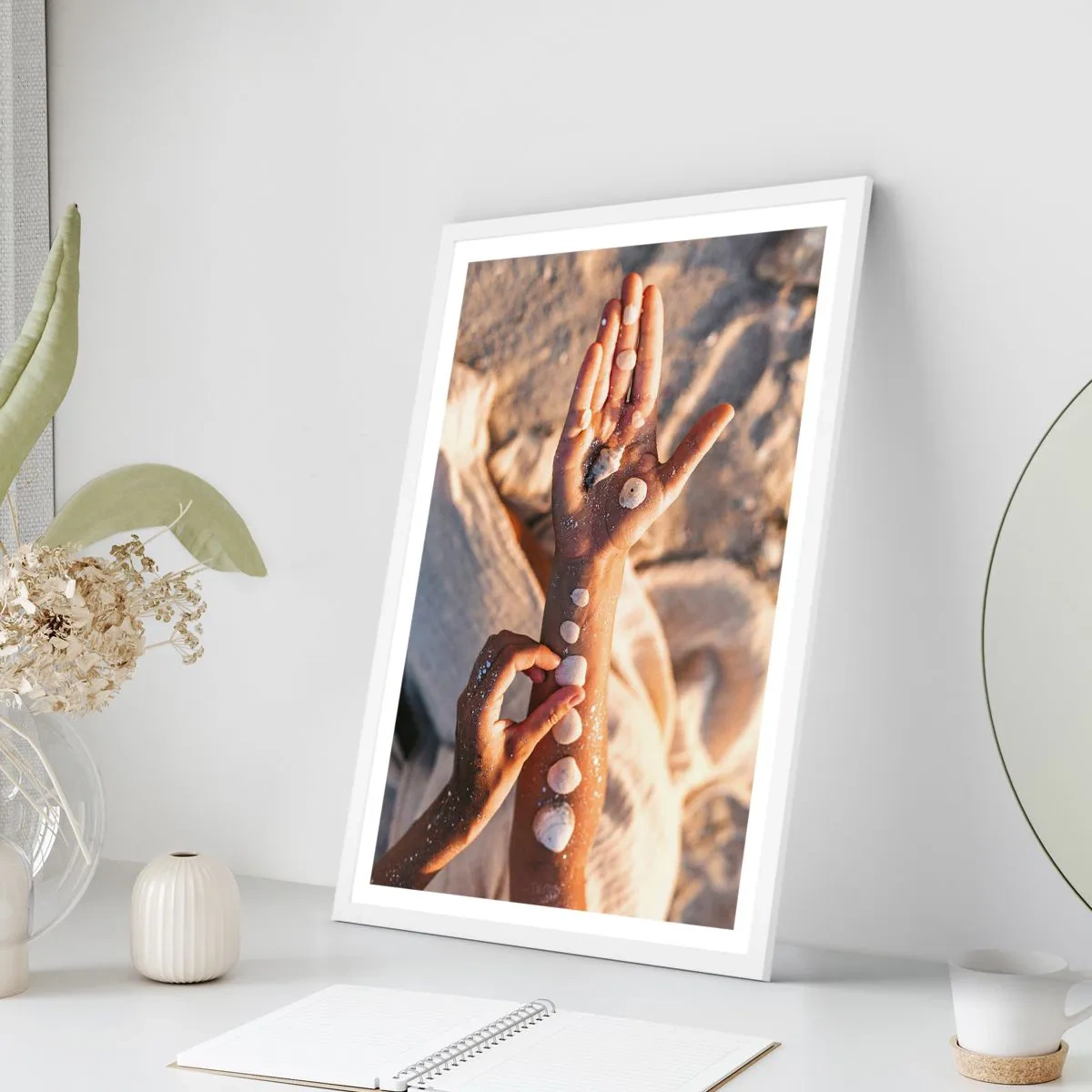 Plakat w białej ramie - Piękno w zasięgu ręki - 30x40 cm