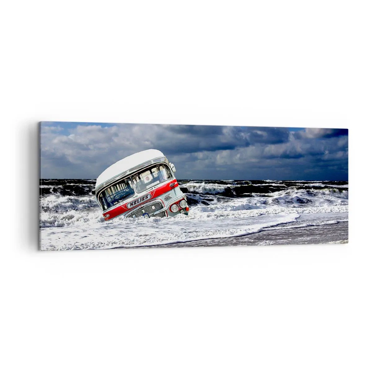 Obraz na płótnie - Zatopiony autobus na plaży wśród fal i wzburzonego morza - 140x50cm - I co się dziwisz? - Nowoczesna dekoracja ścienna do salonu i sypialni ARTTOR