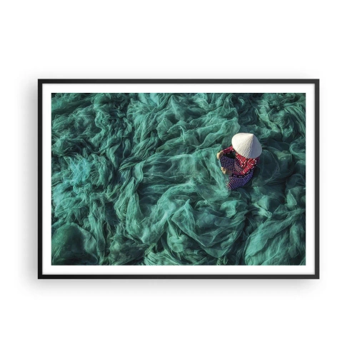Plakat w czarnej ramie - Osoba z kapeluszem wśród zielonych sieci rybackich - 100x70cm - W morzu sieci - Nowoczesna dekoracja ścienna do salonu i sypialni ARTTOR