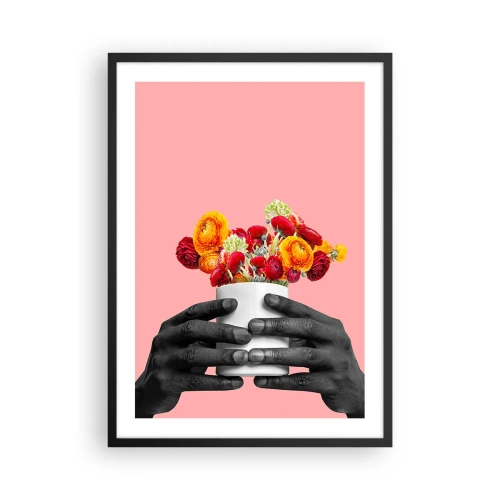 Plakat w czarnej ramie - Czarne dłonie trzymające bukiet kwiatów na różowym tle - 50x70cm - Apoteoza życia - Nowoczesna dekoracja ścienna do salonu i sypialni ARTTOR