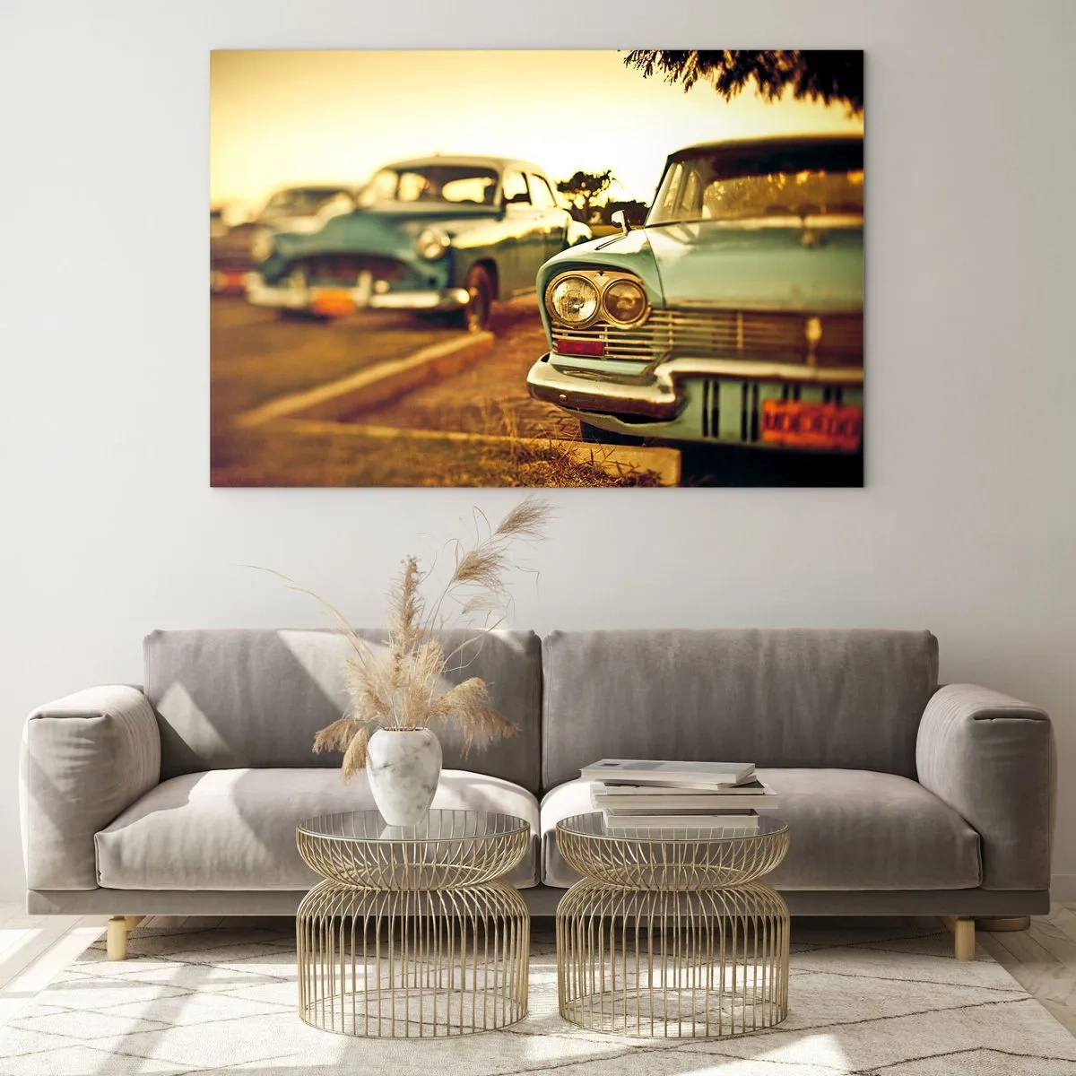 Obraz na szkle - Retro samochody w ciepłym świetle zachodu - 70x50cm - Poczekamy, zobaczymy - Nowoczesna dekoracja ścienna do salonu i sypialni ARTTOR