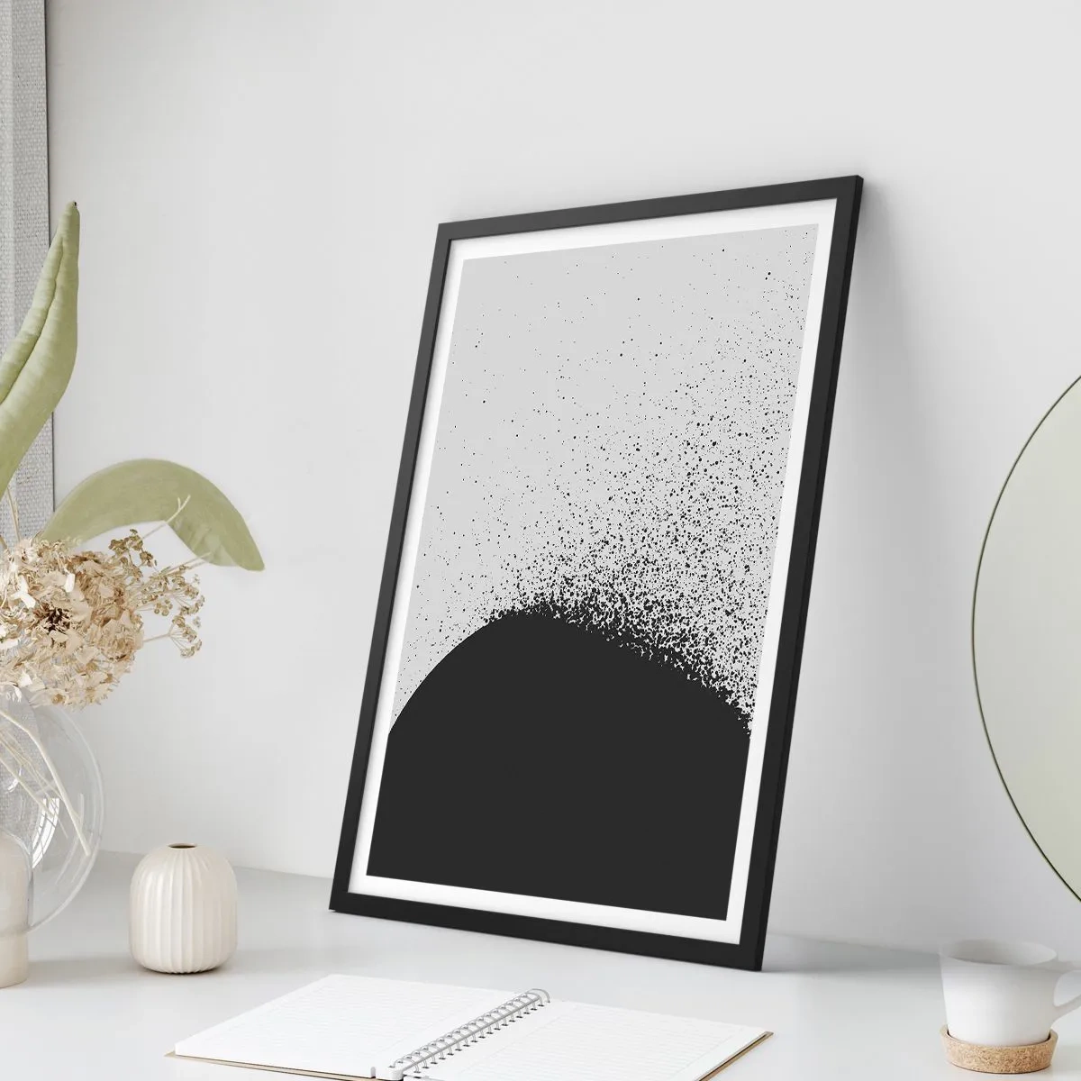 Plakat w czarnej ramie - Minimalistyczna abstrakcja z czarną plamą na jasnym tle - 50x70cm - Ruch cząsteczek - Nowoczesna dekoracja ścienna do salonu i sypialni ARTTOR