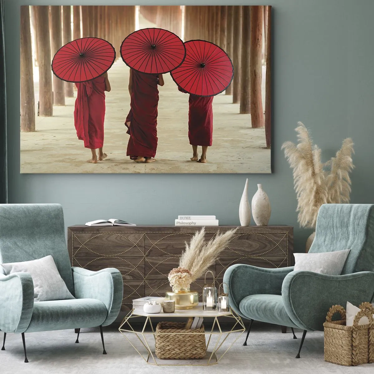 Obraz na płótnie - Trzej mnisi z czerwonymi parasolami w tradycyjnej architekturze - 70x50cm - W drodze do Czystej Krainy - Nowoczesna dekoracja ścienna do salonu i sypialni ARTTOR