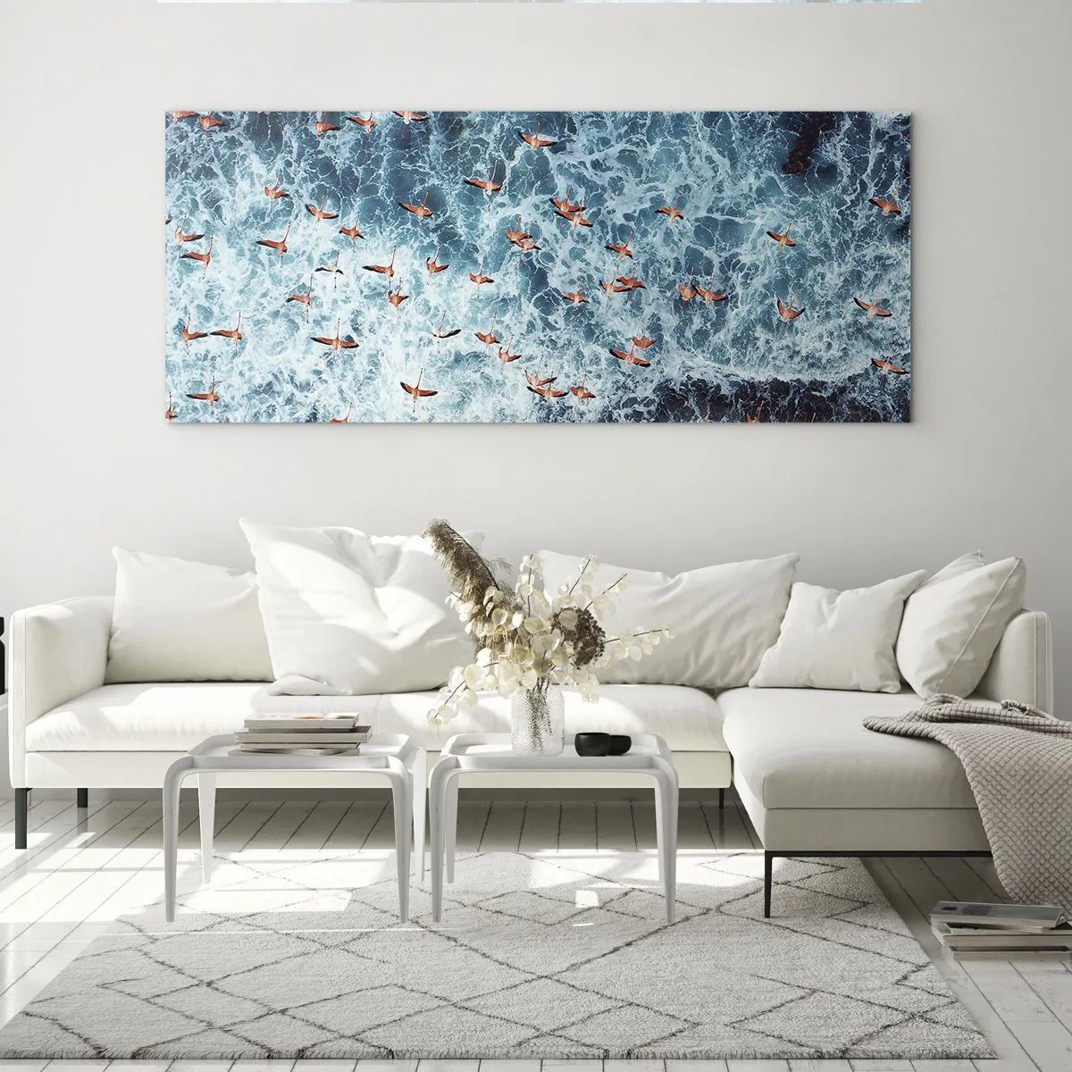 Obraz na szkle - Różowe flamingi nad błękitnym oceanem z lotu ptaka - 140x50cm - Nadmorska parada - Nowoczesna dekoracja ścienna do salonu i sypialni ARTTOR