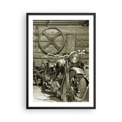 Plakat w czarnej ramie - Stary motocykl w drewnianej szopie z kołem w tle - 50x70cm - W szopie wuja Władka - Nowoczesna dekoracja ścienna do salonu i sypialni ARTTOR