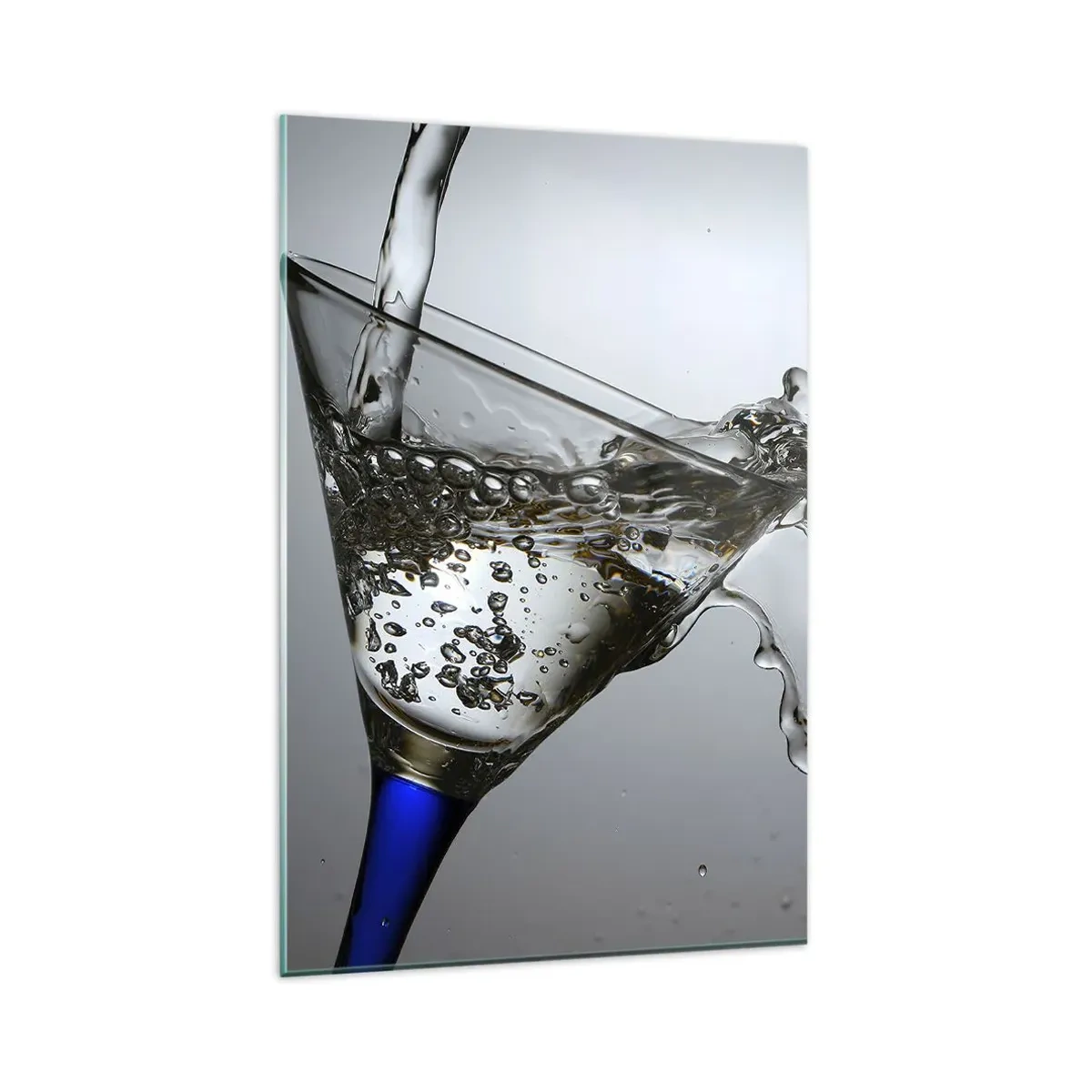 Obraz na szkle - Szklanka z wodą w ruchu na jasnym tle - 80x120cm - Krystaliczna woda w kryształowym szkle - Nowoczesna dekoracja ścienna do salonu i sypialni ARTTOR