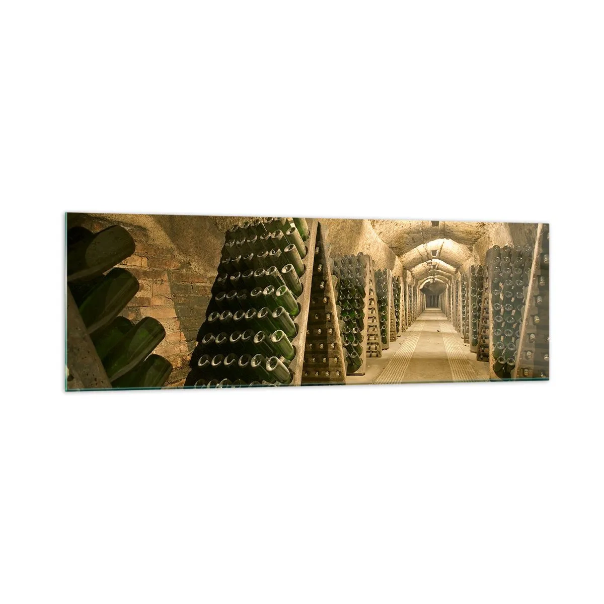 Obraz na szkle - Winnica z piwnicą pełną butelek wina ustawionych na drewnianych stojakach. - 160x50cm - Narodziny smaku - Nowoczesna dekoracja ścienna do salonu i sypialni ARTTOR