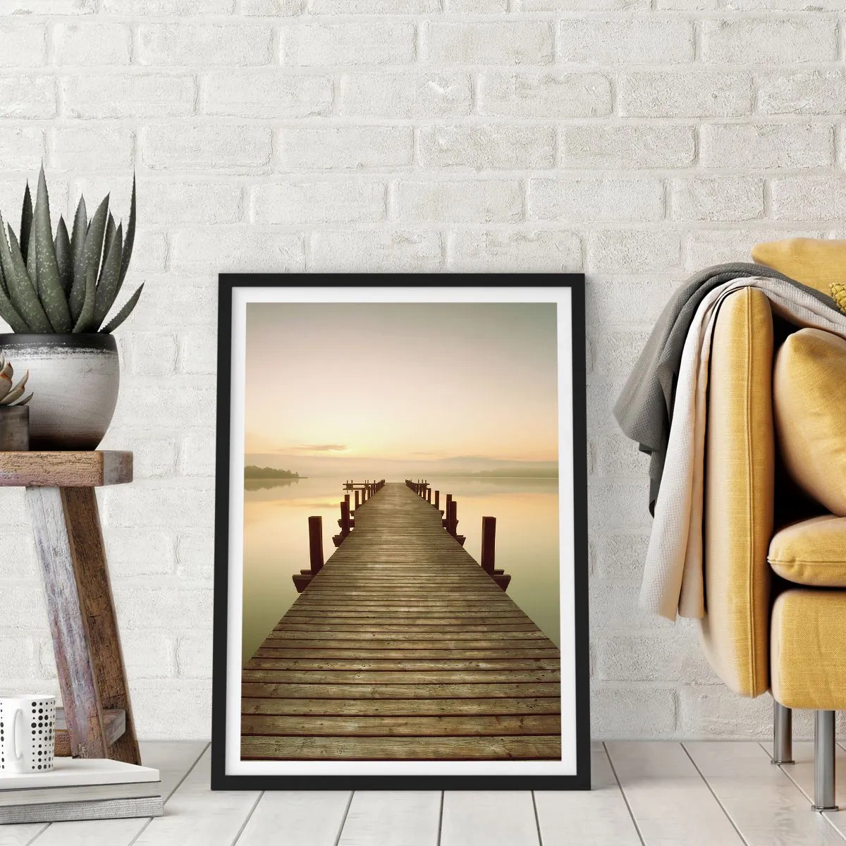 Plakat w czarnej ramie - Drewniane molo nad spokojnym jeziorem o poranku - 50x70cm - Przedświt, świtanie, światło - Nowoczesna dekoracja ścienna do salonu i sypialni ARTTOR