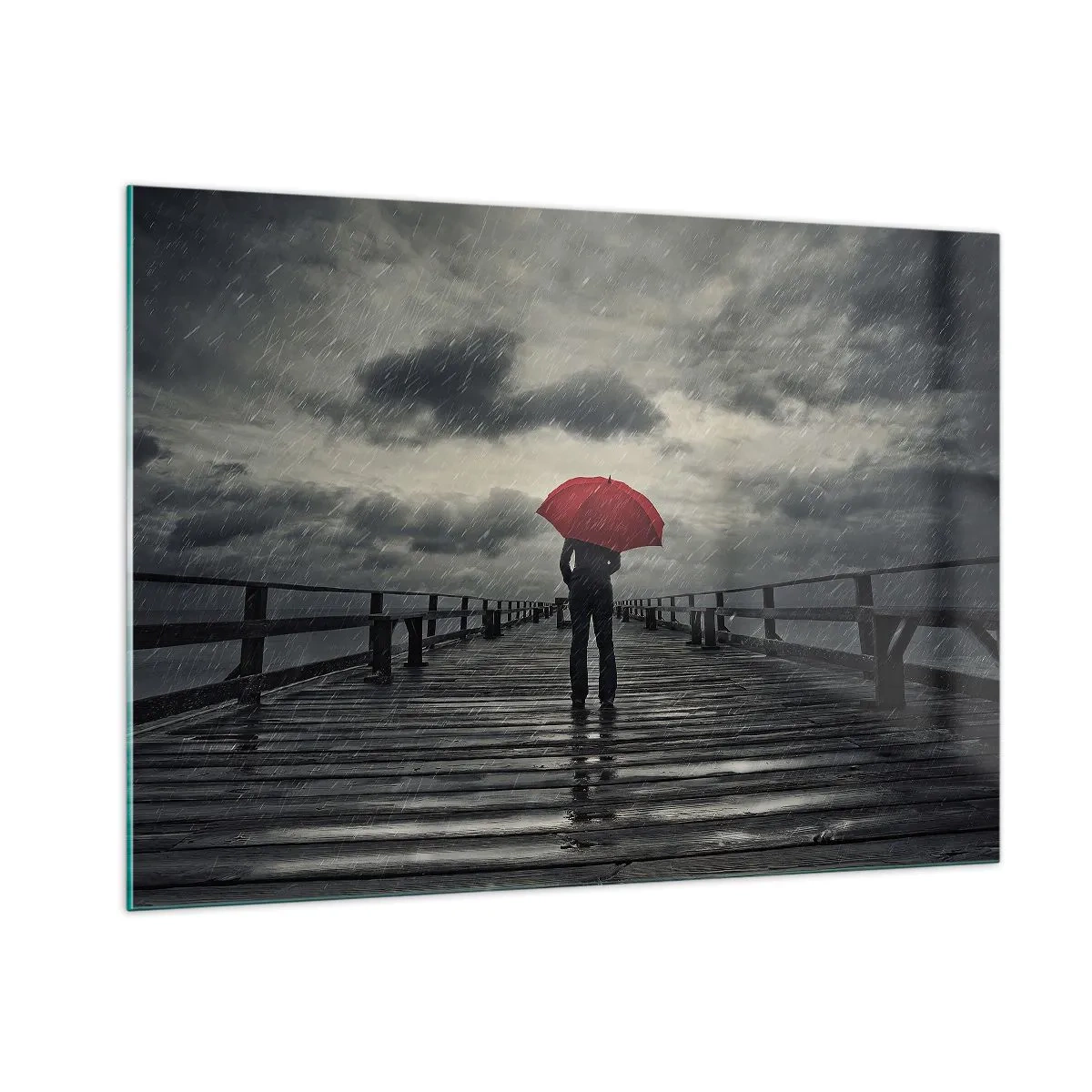 Obraz na szkle - Człowiek z czerwonym parasolem na drewnianym molo w deszczu - 100x70cm - To nic, że pada - Nowoczesna dekoracja ścienna do salonu, kuchni i sypialni ARTTOR