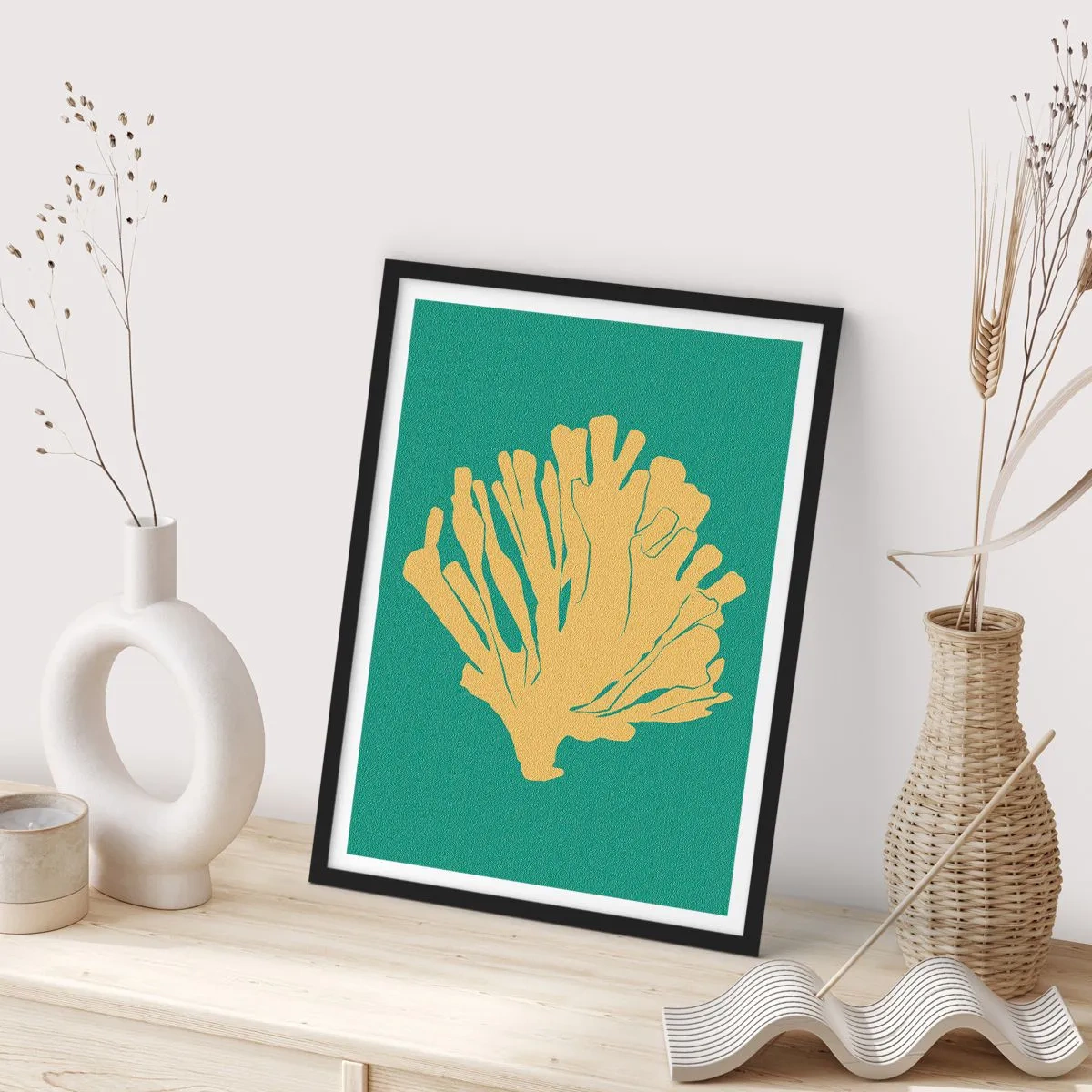 Plakat w czarnej ramie - Złoty koralowiec na turkusowym tle - 50x70cm - Krzak podwodnego lasu - Nowoczesna dekoracja ścienna do salonu i sypialni ARTTOR