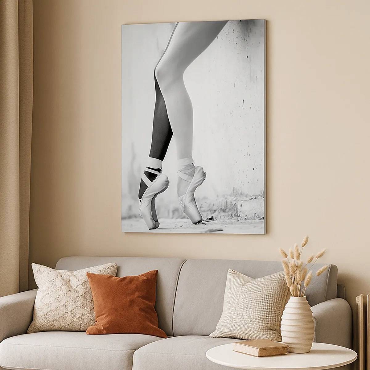 Obraz na płótnie - Czarno-biała fotografia nóg baletnicy w pointach i kontrastowych rajstopach - 50x70cm - Balerina, voila! - Nowoczesna dekoracja ścienna do salonu, kuchni i sypialni ARTTOR