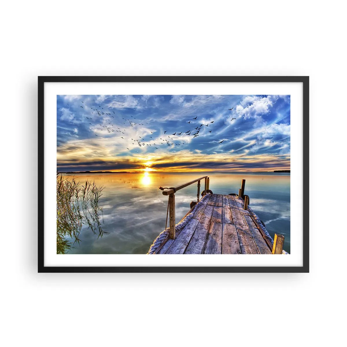 Plakat w czarnej ramie - Drewniany pomost nad jeziorem o zachodzie słońca - 70x50cm - Wiatr idzie na spoczynek - Nowoczesna dekoracja ścienna do salonu i sypialni ARTTOR