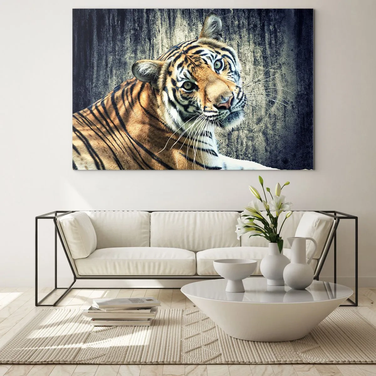 Obraz na szkle - Tygrys w naturalnej pozie na tle surowej ściany - 70x50cm - Portret w strugach światła - Nowoczesna dekoracja ścienna do salonu i sypialni ARTTOR