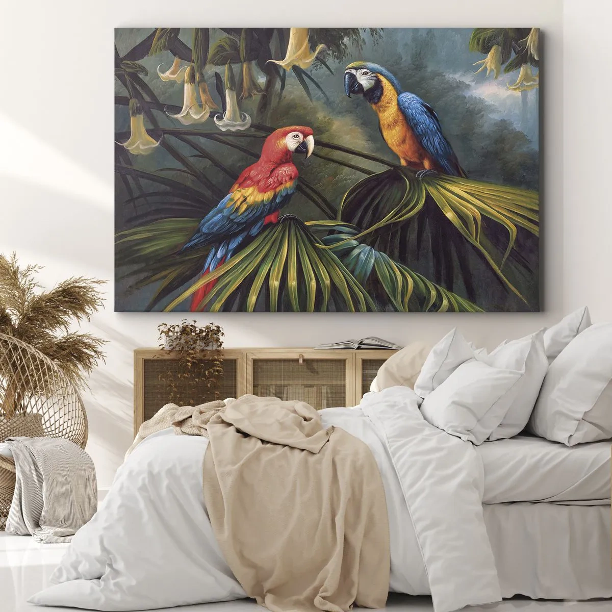 Obraz na płótnie - Papugi w tropikalnym lesie na tle egzotycznych kwiatów - 70x50cm - Romantyzm w tropikach - Nowoczesna dekoracja ścienna do salonu i sypialni ARTTOR