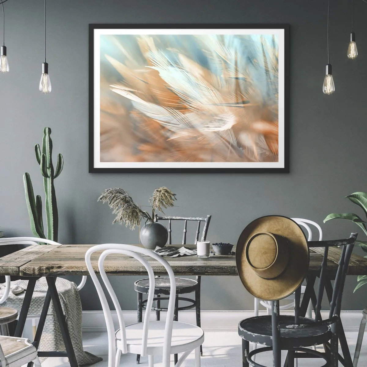 Plakat w czarnej ramie - Delikatne pióra w pastelowych odcieniach błękitu i pomarańczu - 70x50cm - W krainie łagodności - Nowoczesna dekoracja ścienna do salonu i sypialni ARTTOR