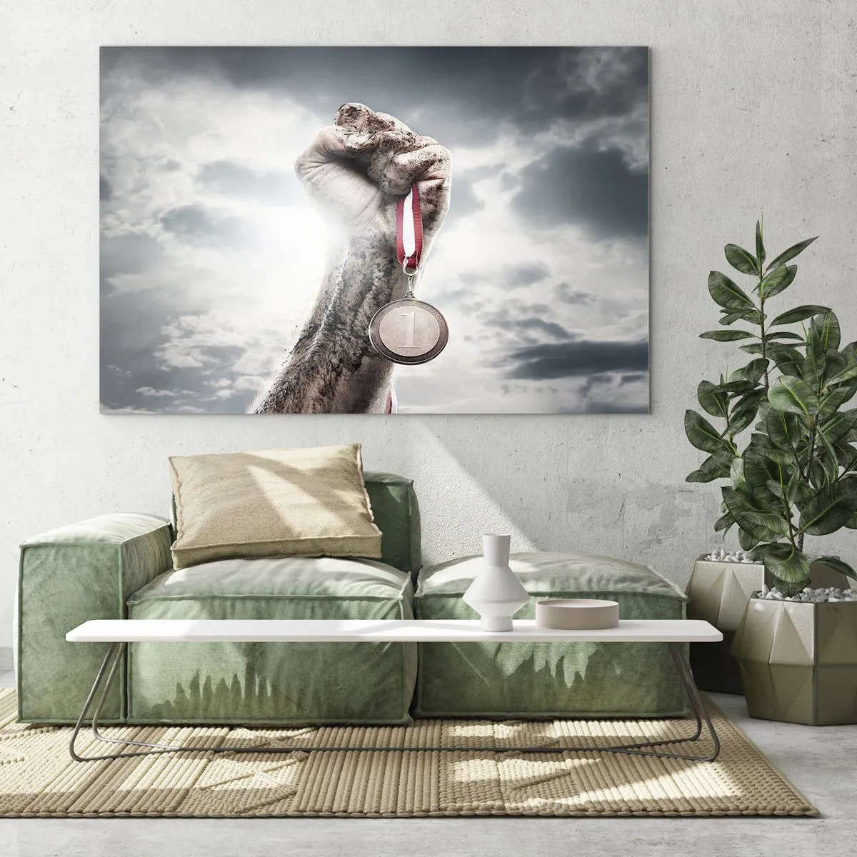 Obraz na szkle - Ręka trzymająca medal na tle chmur - 70x50cm - Per aspera ad astra - Nowoczesna dekoracja ścienna do salonu i sypialni ARTTOR