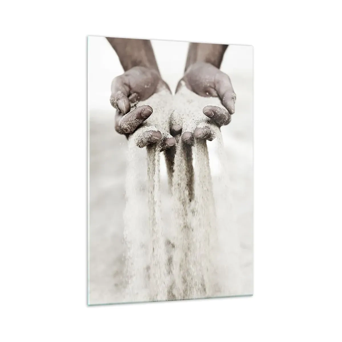 Obraz na szkle - Dłonie przesypujące drobny piasek na jasnym tle - 70x100cm - Tymi rękoma… - Nowoczesna dekoracja ścienna do salonu i sypialni ARTTOR