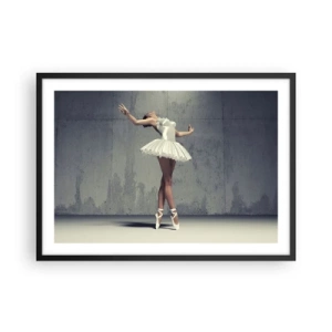 Plakat w czarnej ramie - Tancerka baletowa w białej sukni na tle surowej ściany - 70x50cm - Lekko jak ptak - Nowoczesna dekoracja ścienna do salonu i sypialni ARTTOR