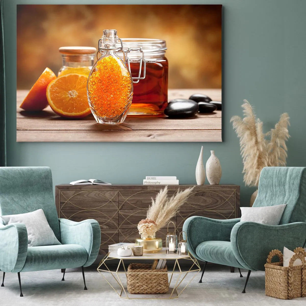 Obraz na płótnie - Butelka z bursztynowym płynem i świeże pomarańcze - 120x80cm - Słoneczne smaki i aromaty - Nowoczesna dekoracja ścienna do salonu, kuchni i sypialni ARTTOR