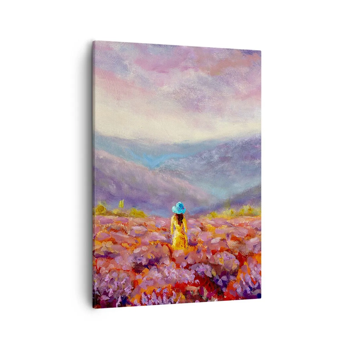 Obraz na płótnie - Kobieta w kapeluszu spacerująca po polu lawendy na tle gór - 50x70cm - W lawendowym świecie - Nowoczesna dekoracja ścienna do salonu, kuchni i sypialni ARTTOR