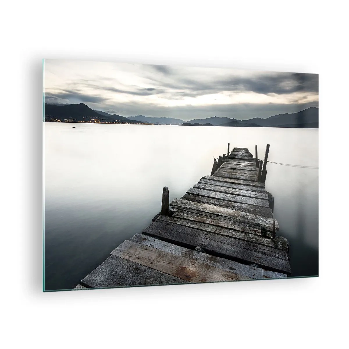 Obraz na szkle - Drewniany pomost na tle spokojnego jeziora o zmierzchu - 70x50cm - Zanurzyć się w spokoju - Nowoczesna dekoracja ścienna do salonu i sypialni ARTTOR