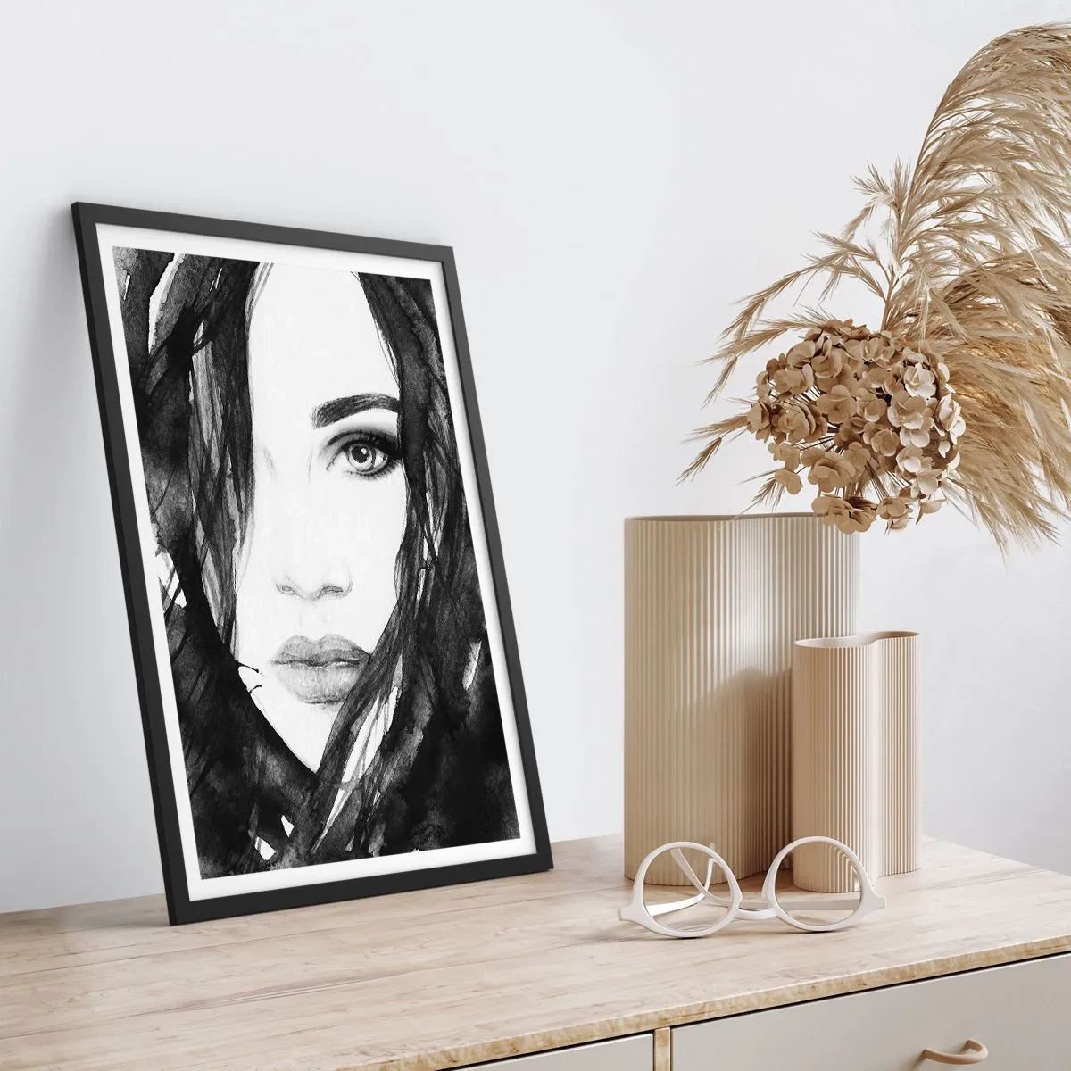 Plakat w czarnej ramie - Czarno-biała akwarela przedstawiająca kobiecą twarz - 50x70cm - Portret damy w czerni i bieli - Nowoczesna dekoracja ścienna do salonu i sypialni ARTTOR