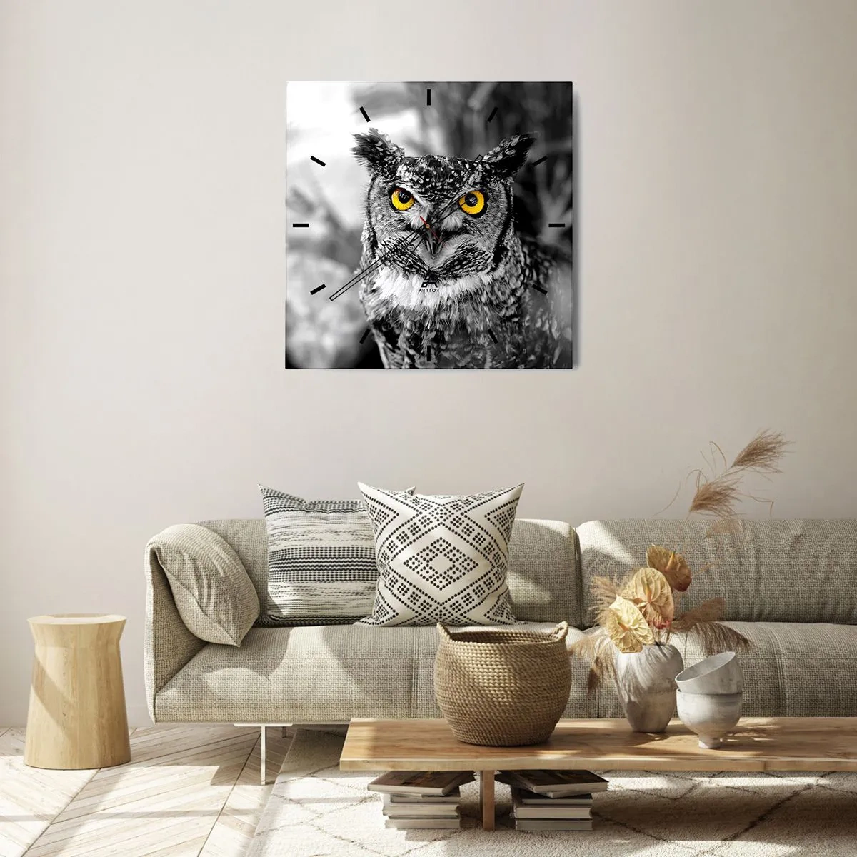 Zegar ścienny - Sowa w czarno-białym ujęciu z żółtymi oczami - 30x30cm - Nic się nie ukryje - Nowoczesna dekoracja ścienna do salonu i sypialni ARTTOR