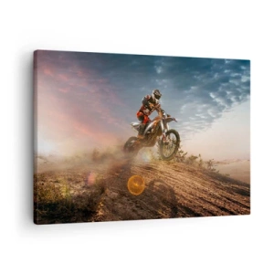 Obraz na płótnie - Motocyklista na wydmach o zachodzie słońca - 70x50cm - Po zwycięstwo - Nowoczesna dekoracja ścienna do salonu i sypialni ARTTOR