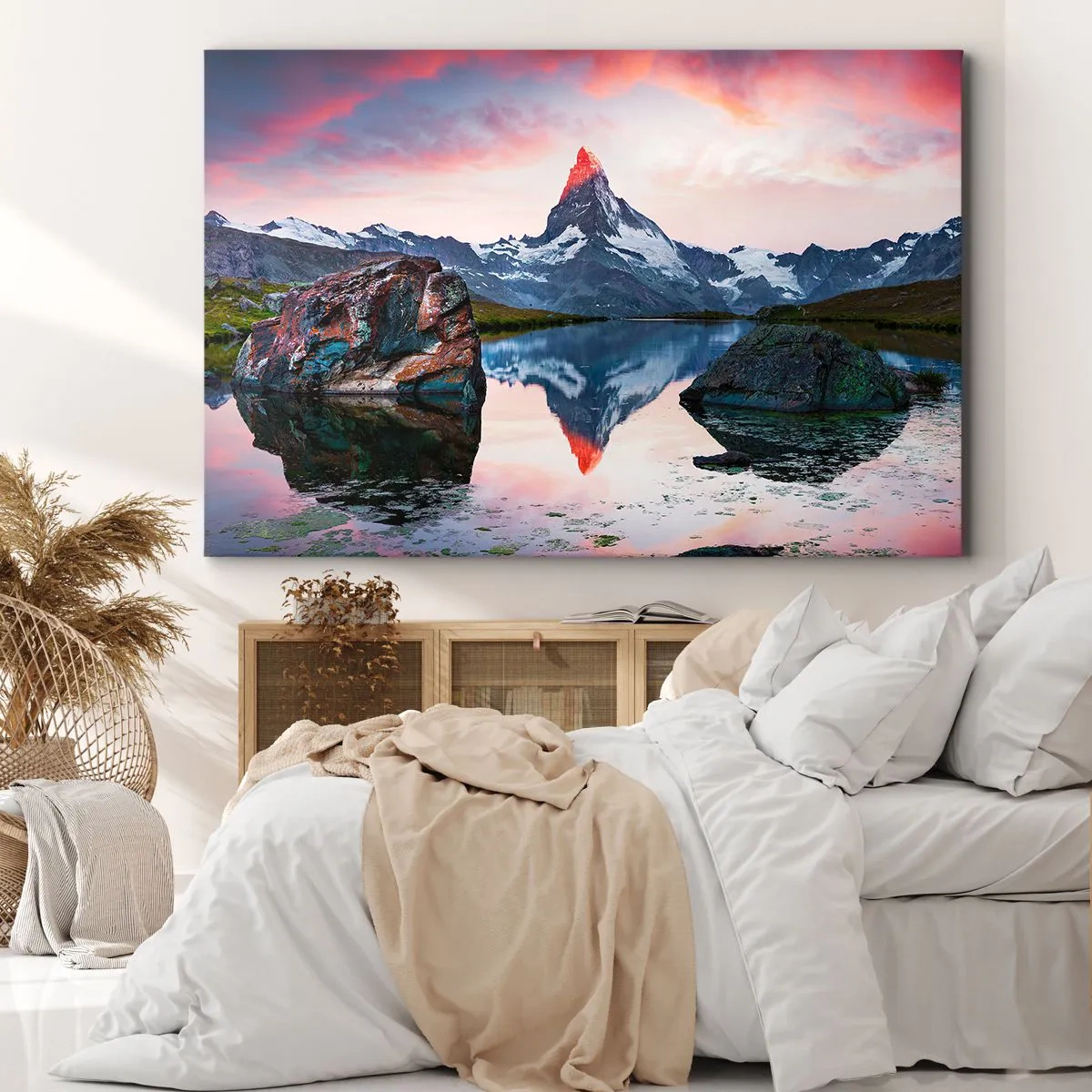 Obraz na płótnie - Górski szczyt odbijający się w jeziorze o zachodzie słońca - 70x50cm - Serce gór jest gorące - Nowoczesna dekoracja ścienna do salonu i sypialni ARTTOR