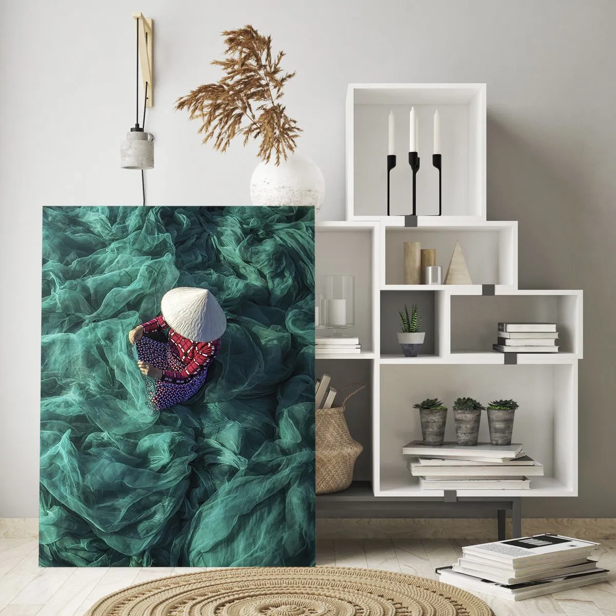 Obraz na szkle - Kobieta w tradycyjnym kapeluszu naprawiająca sieci - 50x70cm - W morzu sieci - Nowoczesna dekoracja ścienna do salonu, kuchni i sypialni ARTTOR