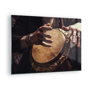 Obraz na szkle - Zbliżenie na dłonie grające na bębnie djembe w ciepłym świetle - 70x50cm - W rytmie serca - Nowoczesna dekoracja ścienna do salonu i sypialni ARTTOR