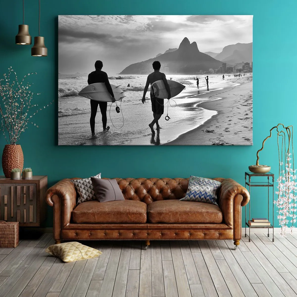 Obraz na płótnie - Dwóch surferów idących po plaży z deskami w czarno-białej tonacji - 120x80cm - Samba na jedną falę - Nowoczesna dekoracja ścienna do salonu, kuchni i sypialni ARTTOR