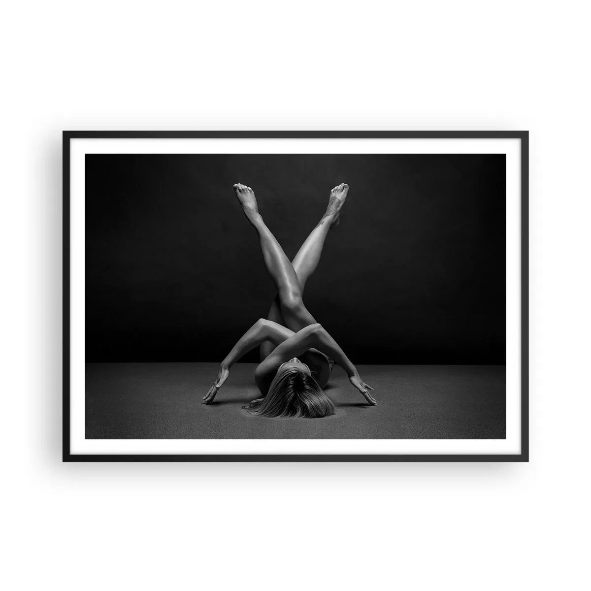 Plakat w czarnej ramie - Artystyczne ujęcie kobiety w czarno-białej tonacji - 100x70cm - Geometria nagości - Nowoczesna dekoracja ścienna do salonu i sypialni ARTTOR