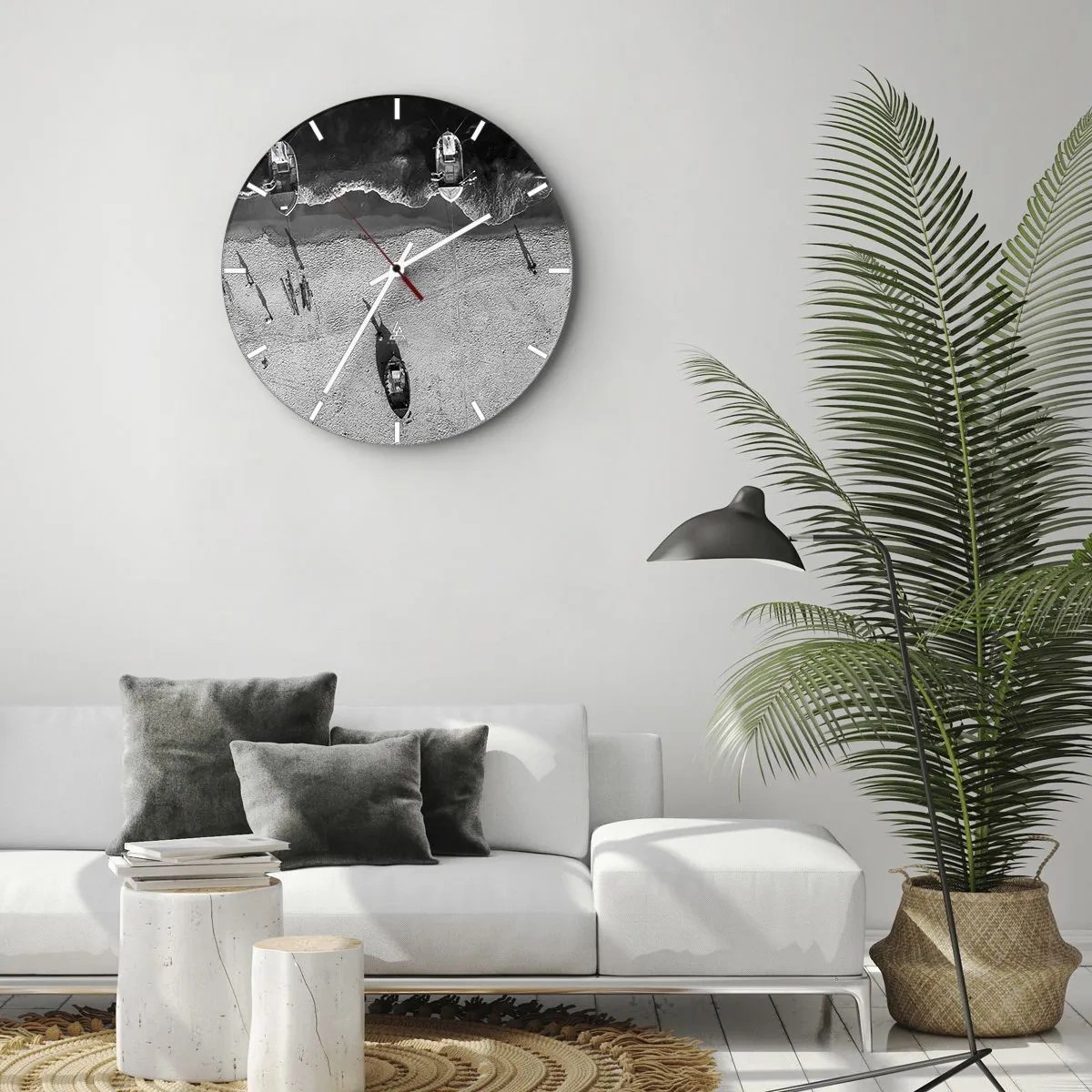 Zegar ścienny - Czarno-biała plaża z łodziami uchwycona z lotu ptaka - 30x30cm - Jeszcze na brzegu… - Nowoczesna dekoracja ścienna do salonu, kuchni i sypialni ARTTOR
