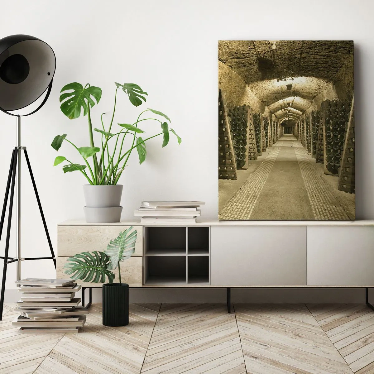 Obraz na płótnie - Piwnica z butelkami wina na stojakach w długim tunelu - 50x70cm - Narodziny smaku - Nowoczesna dekoracja ścienna do salonu, kuchni i sypialni ARTTOR