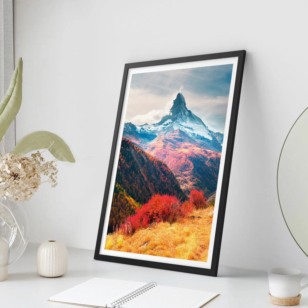 Plakat w czarnej ramie - Jesienny krajobraz górski z ośnieżonym szczytem - 50x70cm - Alpejska jesień - Nowoczesna dekoracja ścienna do salonu i sypialni ARTTOR