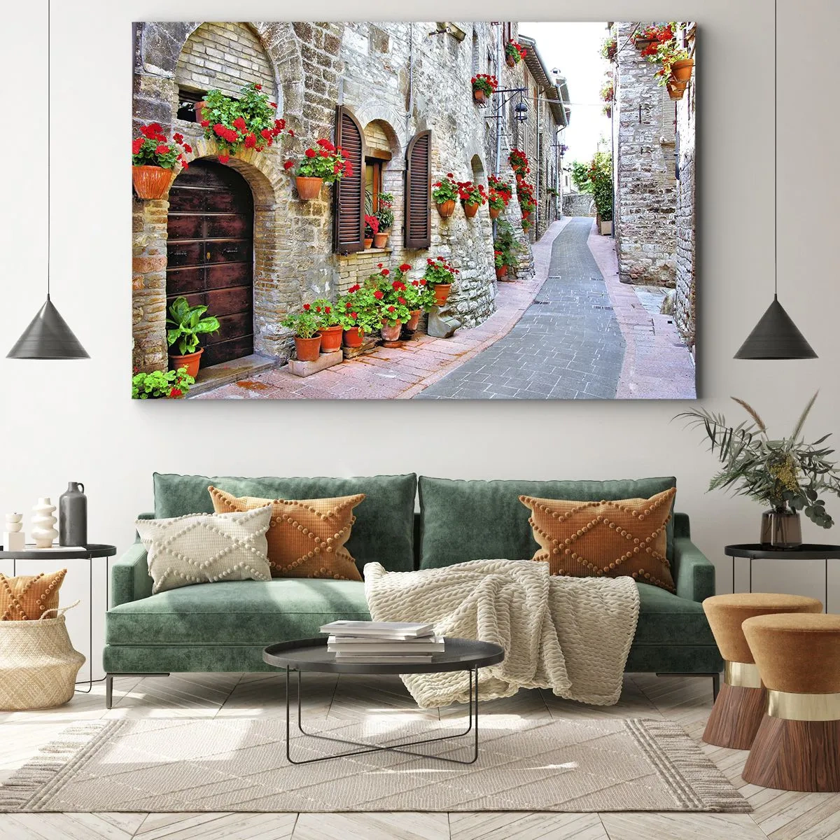 Obraz na płótnie - Wąska uliczka z kamiennymi budynkami ozdobiona doniczkami z kwiatami - 70x50cm - Włoskie klimaty - Nowoczesna dekoracja ścienna do salonu i sypialni ARTTOR