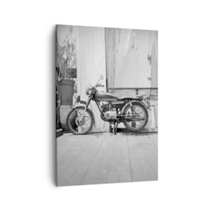 Obraz na płótnie - Czarno-biały obraz przedstawiający zabytkowy motocykl na tle drewnianej ściany - 50x70cm - Klasyka ponad wszystko - Nowoczesna dekoracja ścienna do salonu, kuchni i sypialni ARTTOR