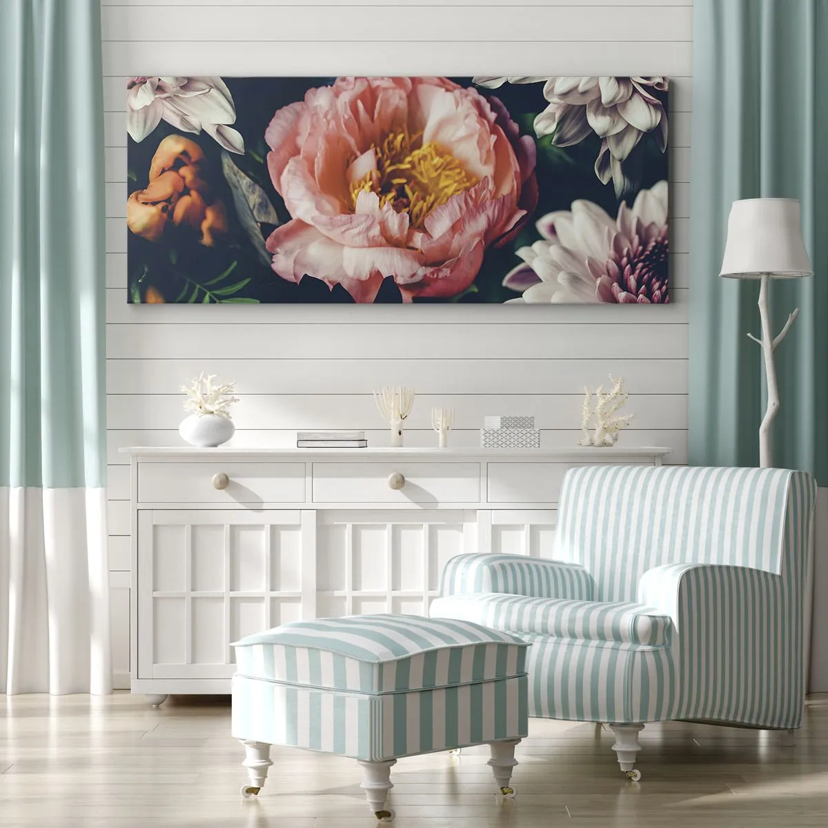 Obraz na płótnie - Kwiatowa kompozycja z piwonią i chryzantemami na ciemnym tle - 120x50cm - Z barokowym przepychem - Nowoczesna dekoracja ścienna do salonu i sypialni ARTTOR