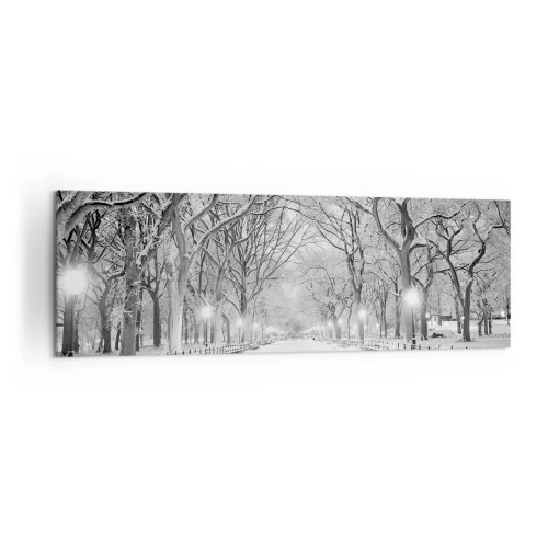 Obraz na płótnie - Zimowa alejka z drzewami pokrytymi śniegiem w monochromatycznym ujęciu - 160x50cm - Cztery pory roku – zima - Nowoczesna dekoracja ścienna do salonu i sypialni ARTTOR